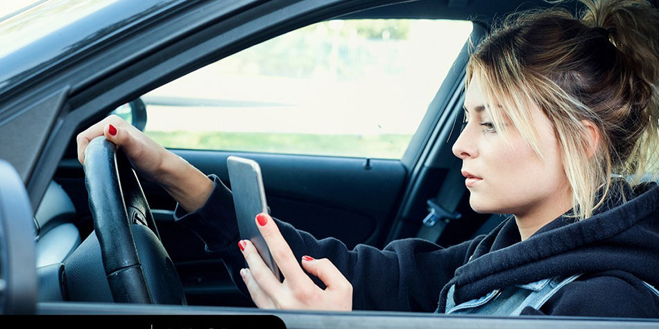 While driving перевод. Женщина за рулем. Девушка. Автомобиль. Машины на телефон.